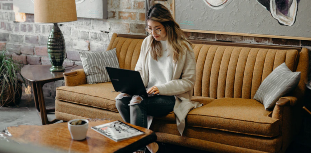 woamn on sofa with laptop